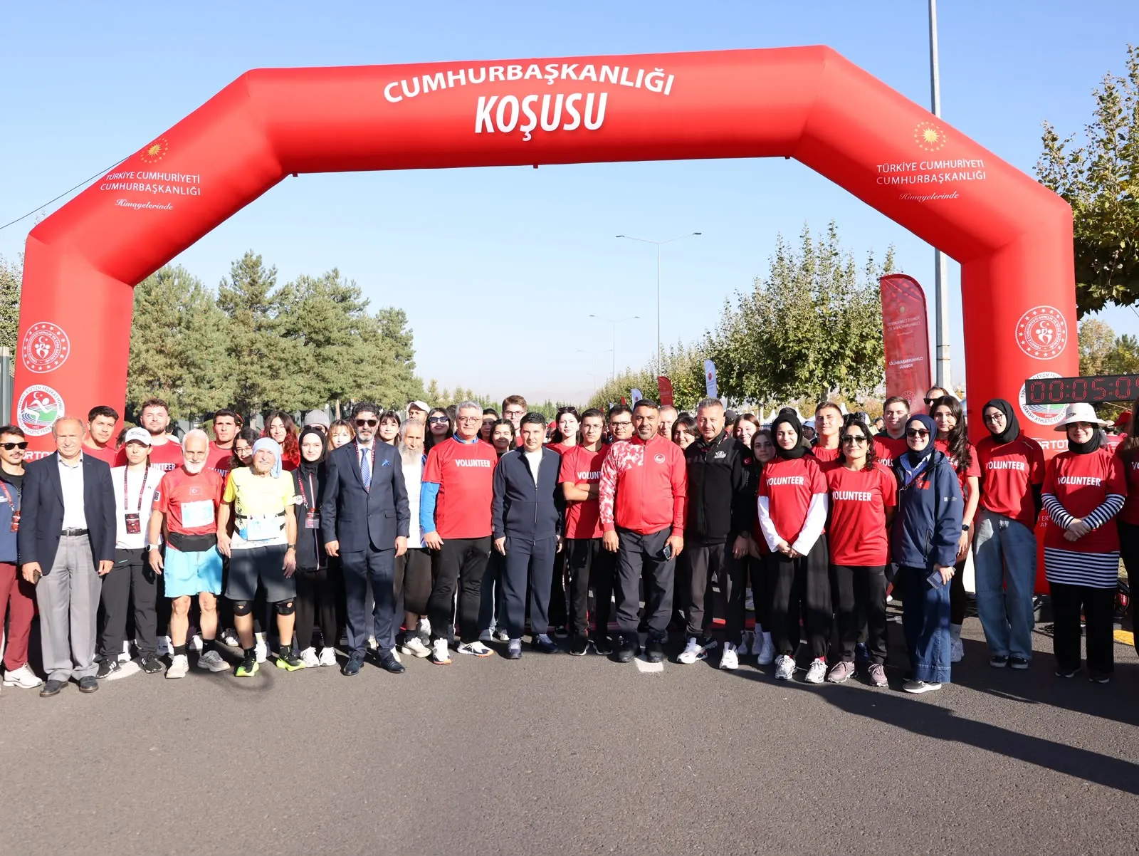 Ankara'da dev organizasyon: 4 bin sporcu başkent sokaklarını maraton alanına çevirdi