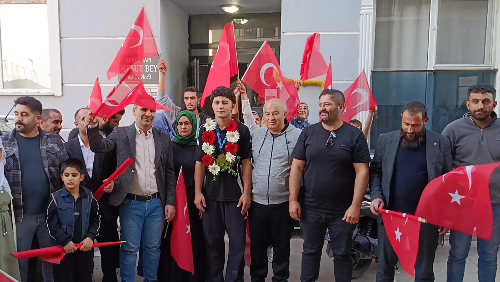 Edirne'nin genç pehlivanı minderde devleşti: Balkan şampiyonluğunu Filistin'e adadı