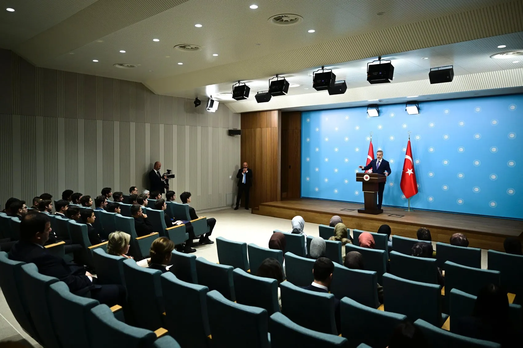 Dışişleri'nde gençlerle buluşma: Hakan Fidan'ın yeni mesaisi