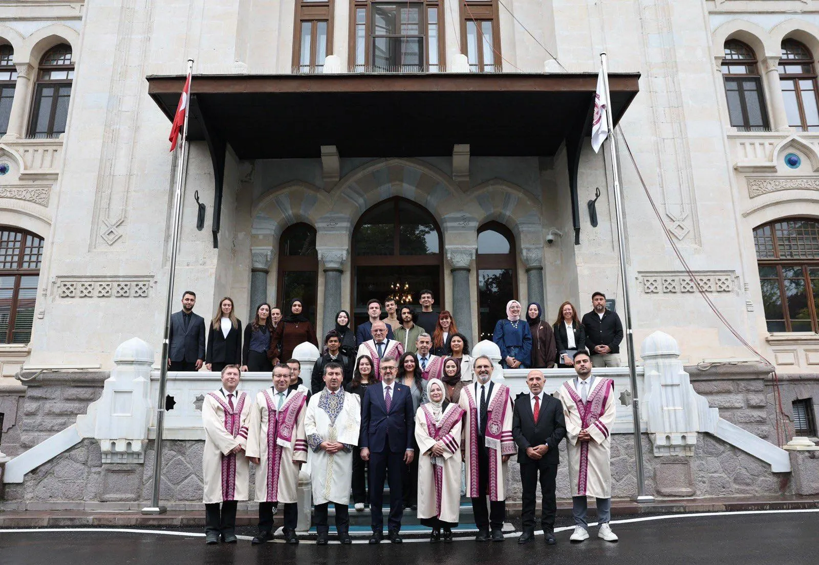 Burhanettin Duran'dan akademiye stratejik bakış: Hakikatin izini sürmek bir zorunluluk