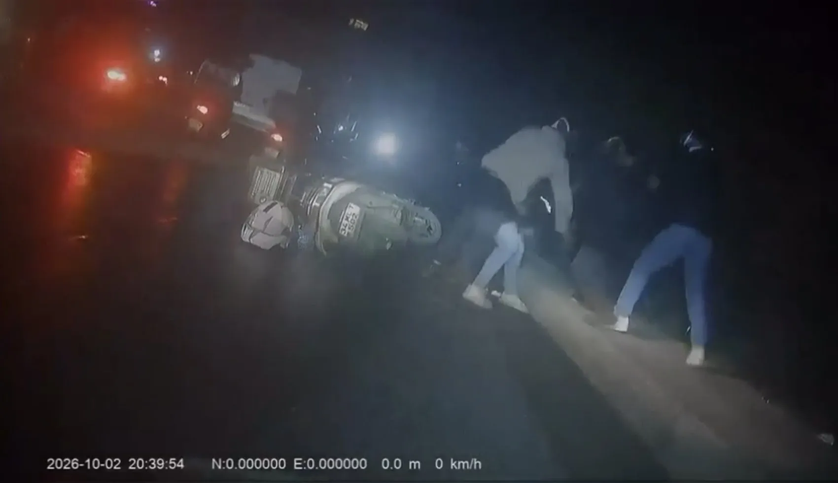 Ablasının ilişkisine karşı çıkınca dehşeti yaşadı: Motokuryeye kasklı saldırı kamerada