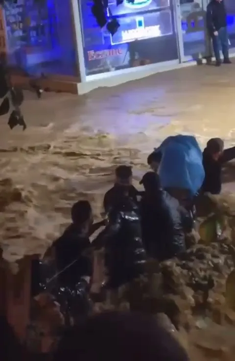 Sarıyer'de sağanak kabusu: Vatandaşlar karşıya geçmek için halata sarıldı