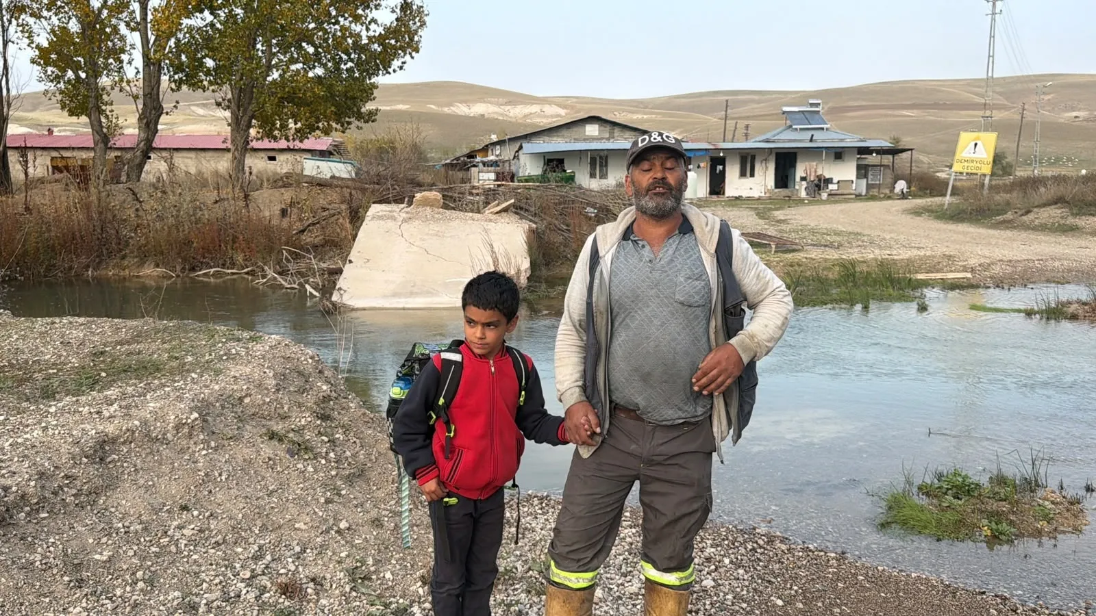Eğitim aşkı engel tanımıyor: Baba, oğlunu her gün sırtında ırmaktan geçiriyor