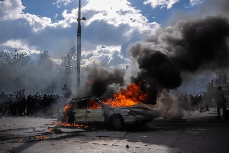 Paris sokaklarında şiddet dalgası: 1200 gözaltı ve yaralı güvenlik güçleri