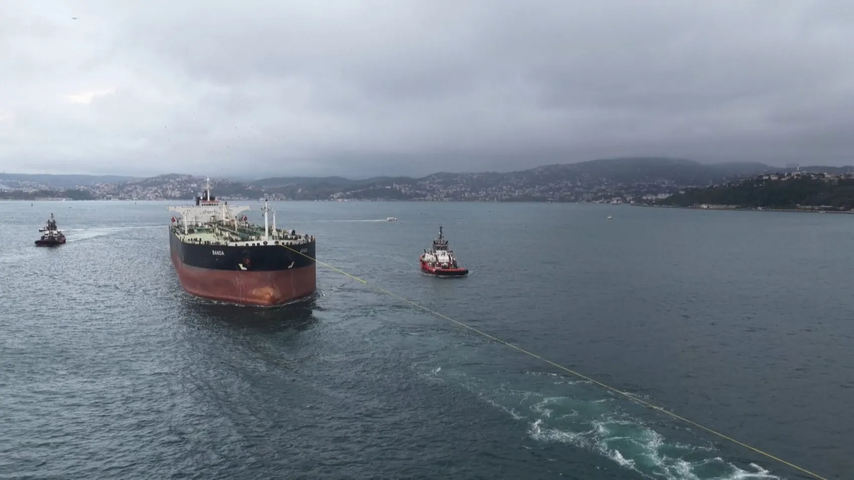 Sarıyer kıyılarında 5 gün süren bekleyiş sona erdi: Dev tanker Boğaz'dan geçti