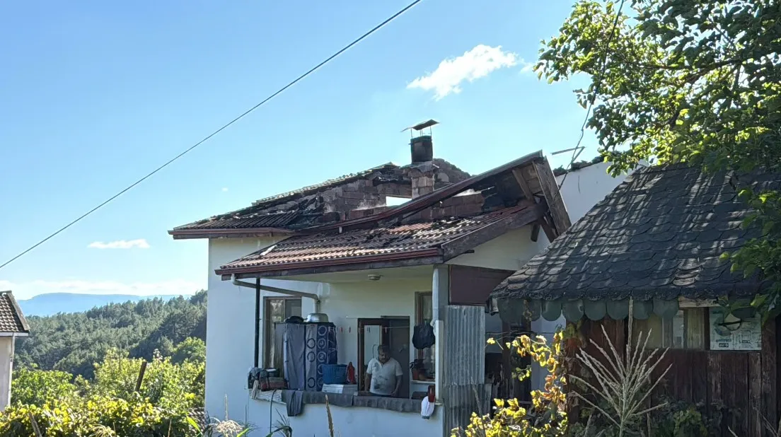 Safranbolu'da korkutan çatı yangını: Ekipler zamanla yarıştı