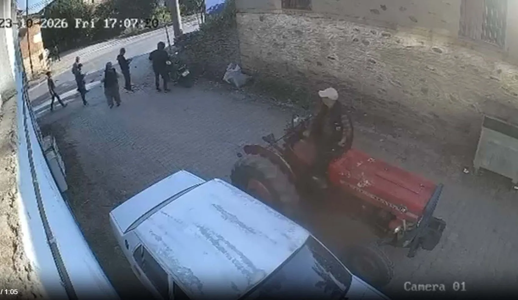 Ödemiş'te dehşet anları: Traktöre çarpıp durağa savruldu