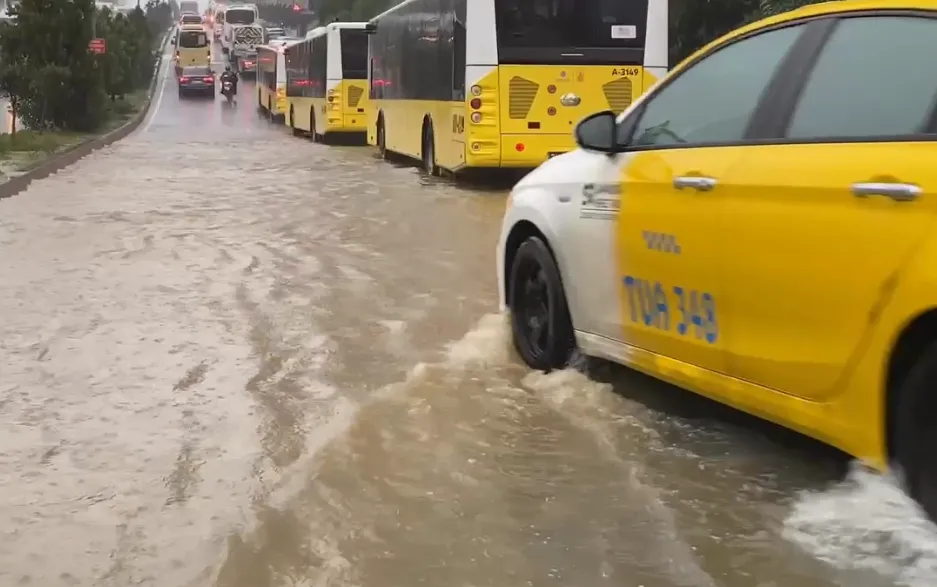 İstanbul'da gökyüzü boşaldı: Esenler'de yollar nehre döndü