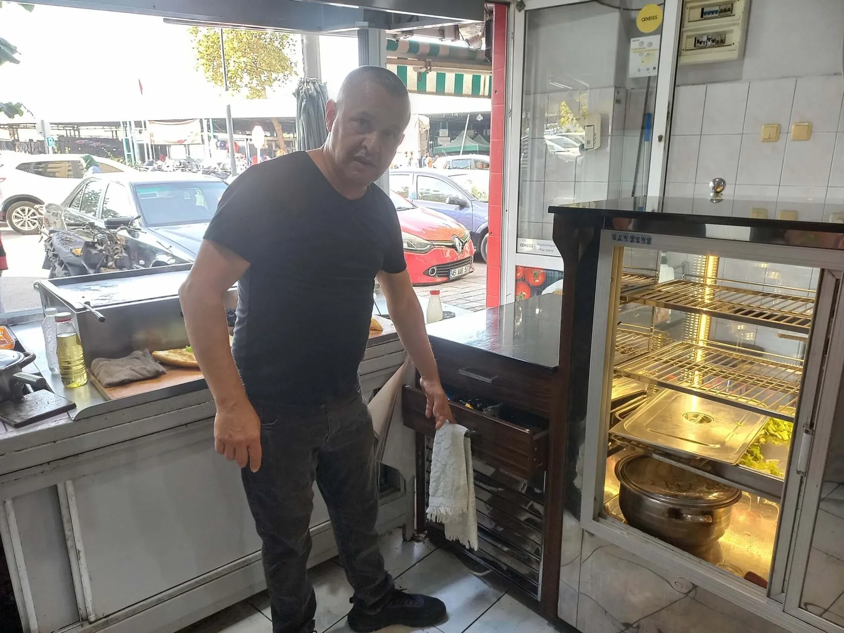 Manisa'da esnafın kabusu: Lokantaya giren hırsızlar saniye saniye görüntülendi