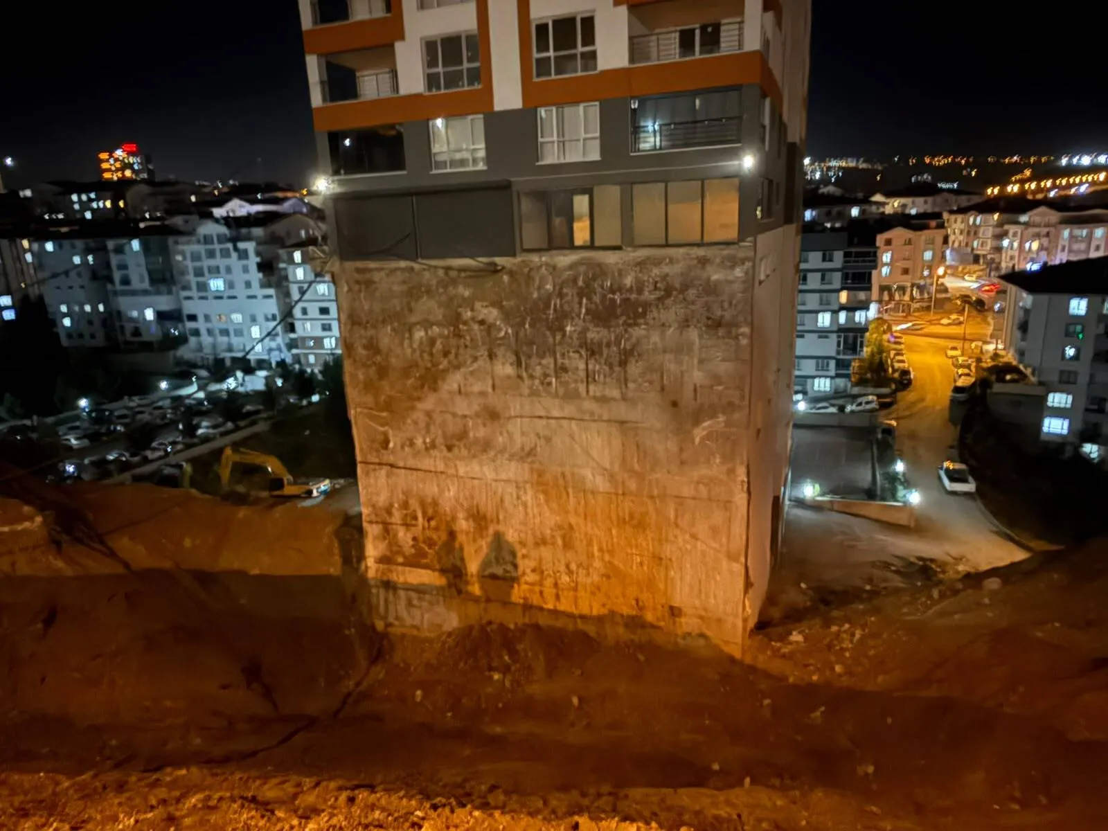 Başkentte korkutan manzara: 17 katlı binanın temeli gözler önüne serildi