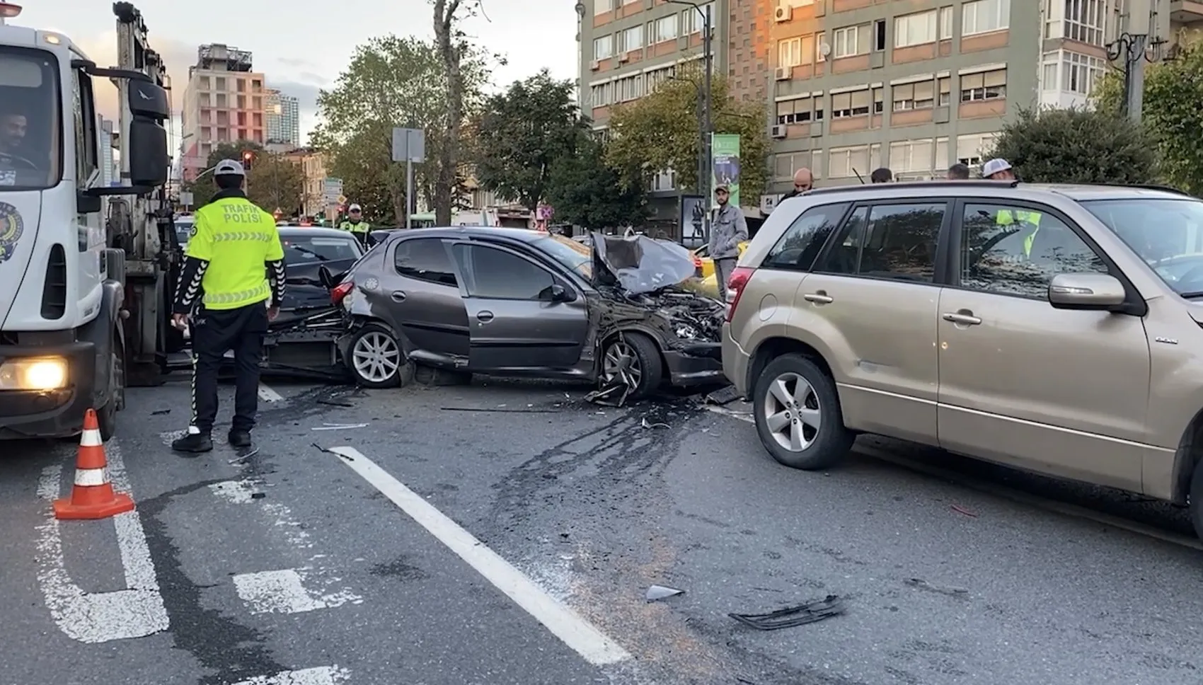 Beşiktaş'ta trafik ışıklarında dehşet anları: Beş aracın birbirine girdiği zincirleme kazada bilanço ağır