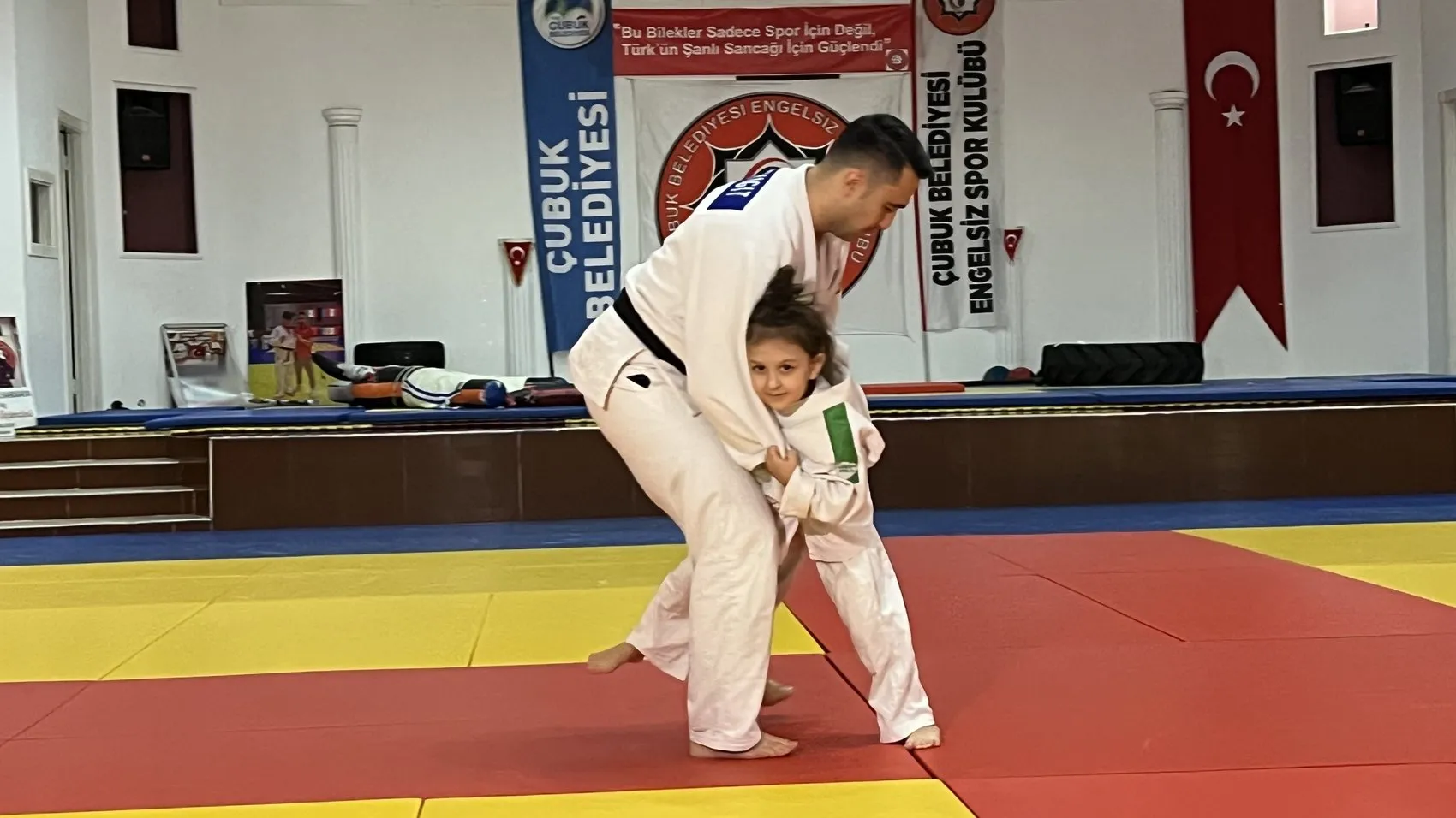 Minik Miray minderin tozunu attırdı: Anne ve babası onun izinden gitti