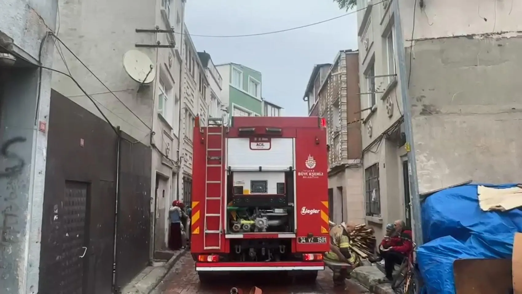 Aksaray'da korku dolu anlar: Teras katında başlayan yangın komşu binaya sıçradı