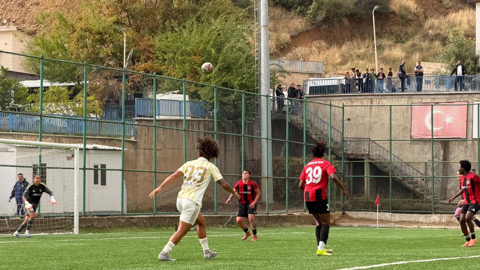 Şemdinli'de devlere geçit yok: Yüksekova Spor lideri puanla uğurladı