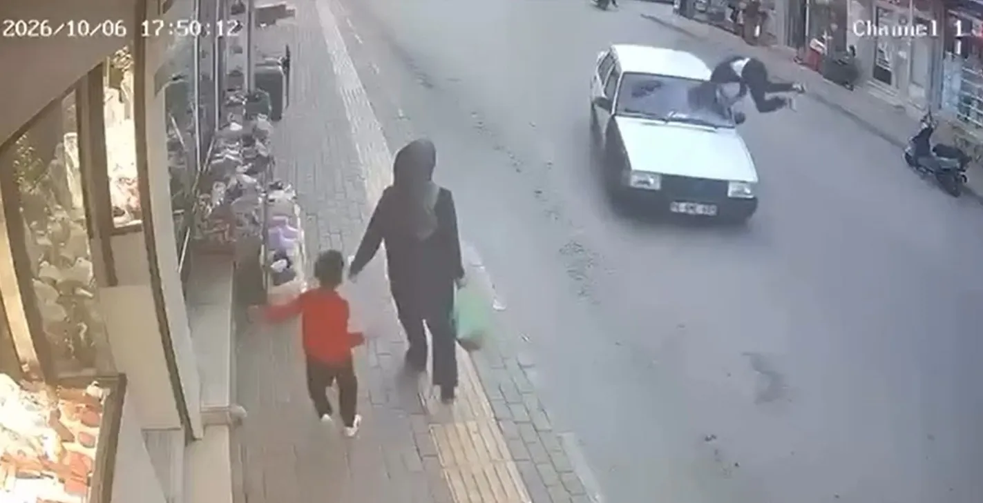 Saniyelerle gelen mucize: Otomobilin altında kalmamak için aynaya tutundu
