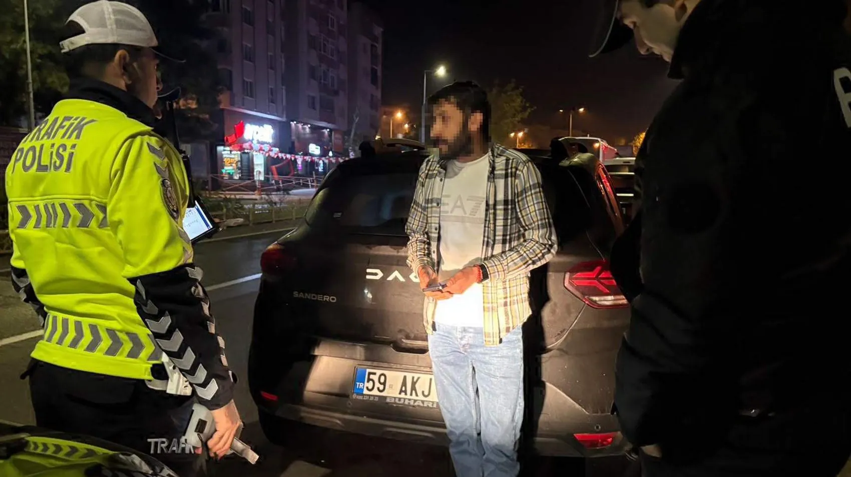 Polis durdurdu, önce kaçmaya çalıştı sonra okuma yazma bilmediğini iddia etti