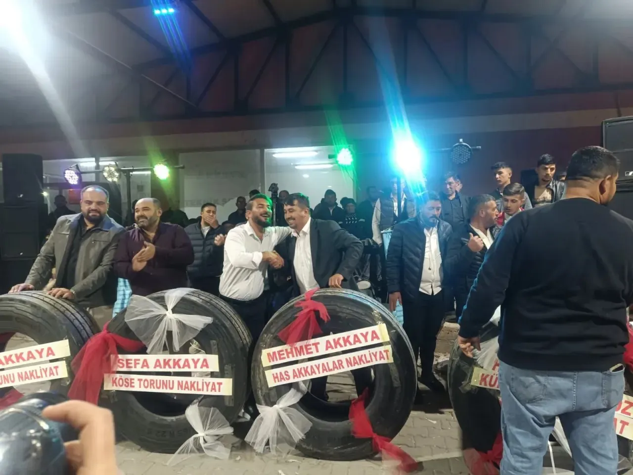 Altın yerine kamyon lastiği taktılar: Düğünde şaşkına çeviren hediye