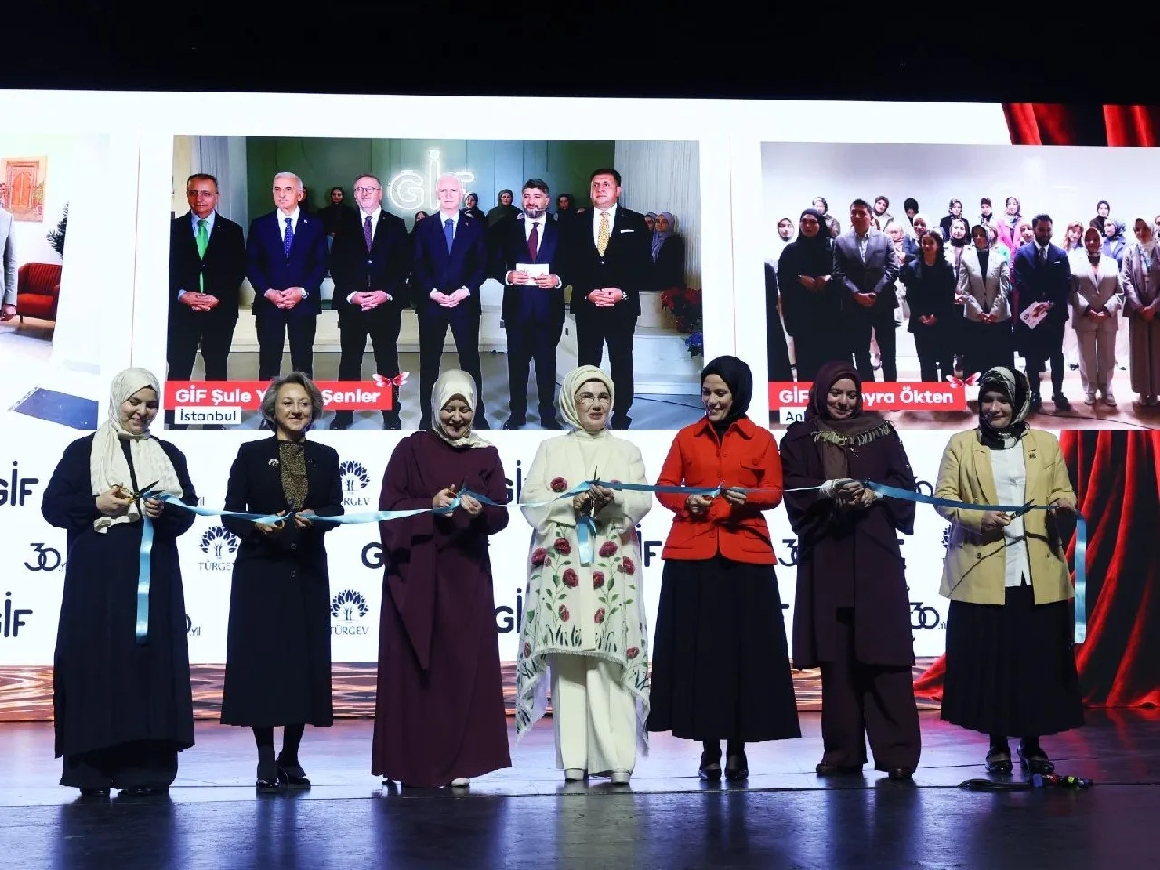 Emine Erdoğan'dan gençlere çağrı: Dijital çağın gürültüsünde kendi sesinizi bulmanın yolu el ele vermekten geçiyor