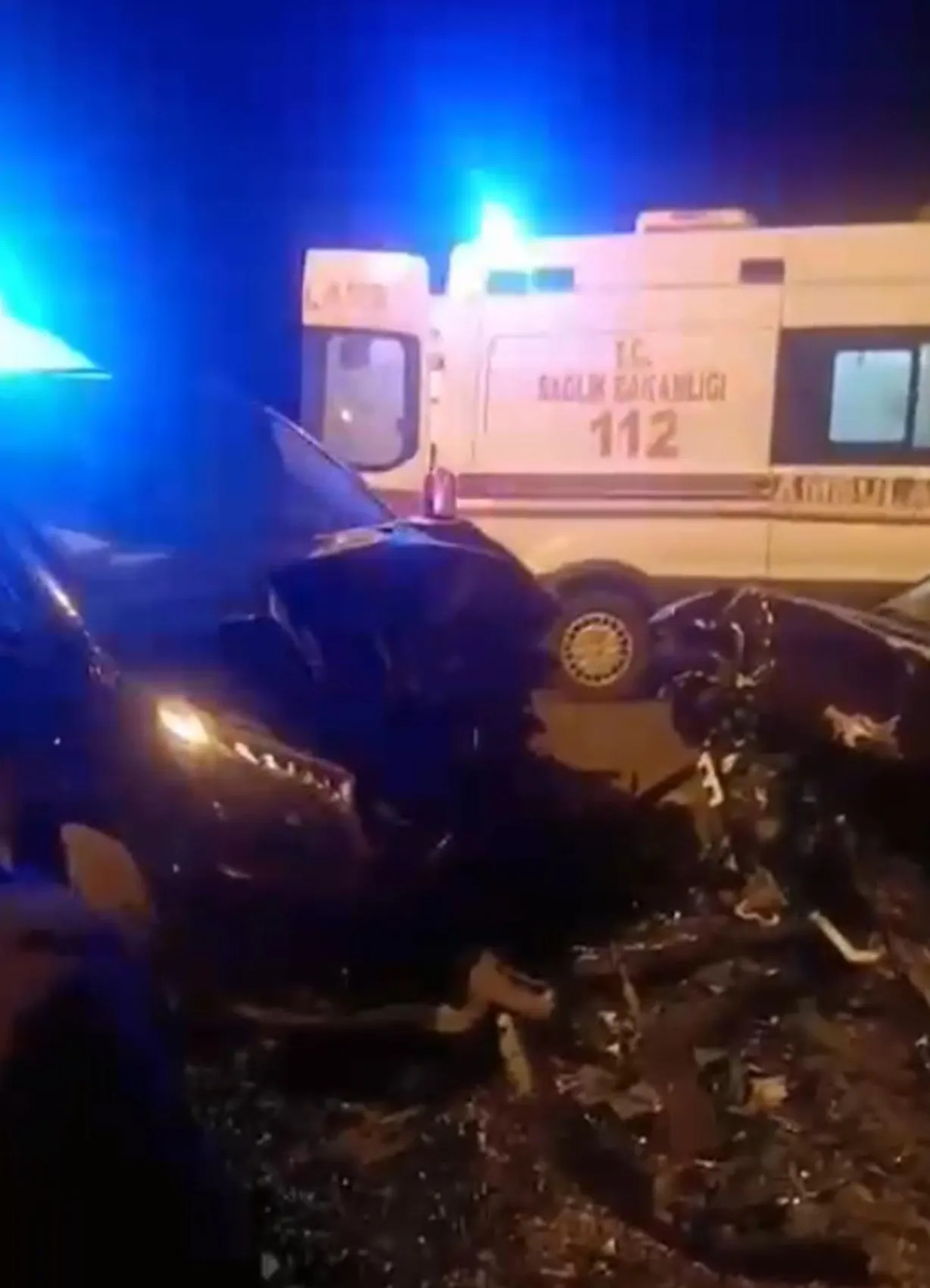 Posof yolunda gece yarısı dehşeti: İki otomobil kafa kafaya çarpıştı