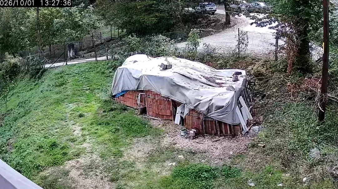 Karabük'te dehşet anları: Kamyonet bahçeye daldı