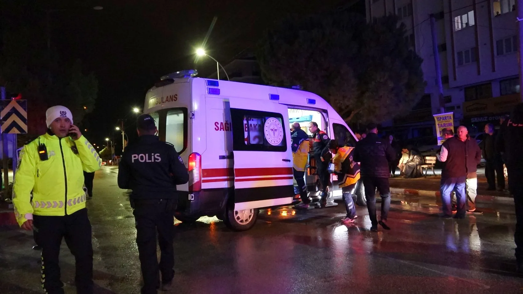 Burdur'da akşam saatlerinde korkutan kaza: Öğrenci servisi ile otomobil çarpıştı