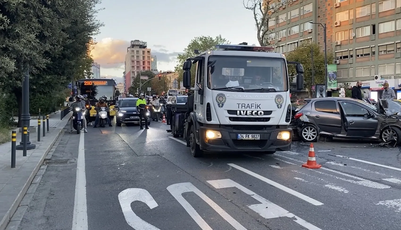 Beşiktaş'ta trafik ışıklarında dehşet anları: Beş aracın birbirine girdiği zincirleme kazada bilanço ağır