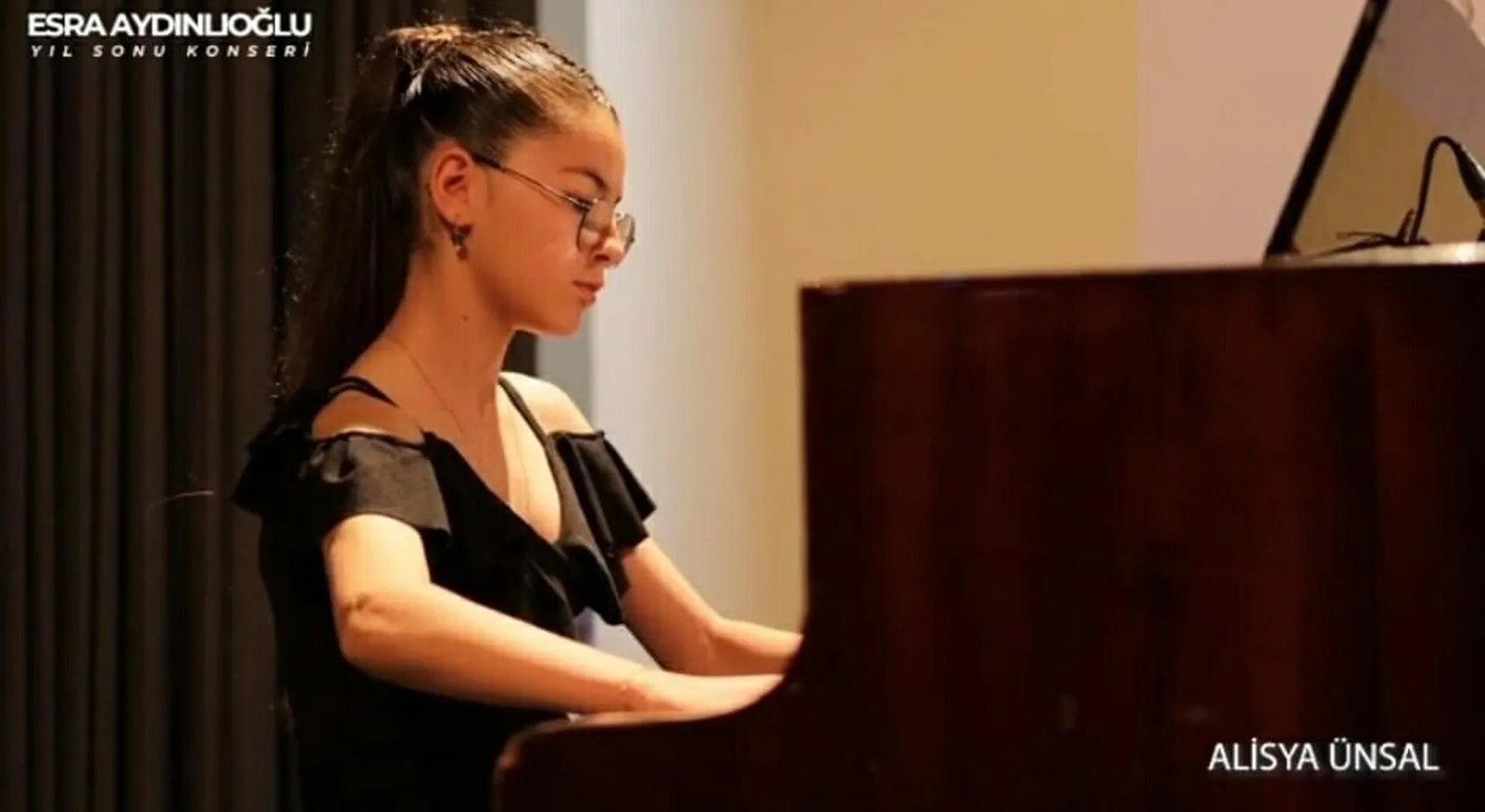 Piyanist Alisya'nın kabusu sona erdi: Doğuştan gelen o kemik hayatını karartıyordu