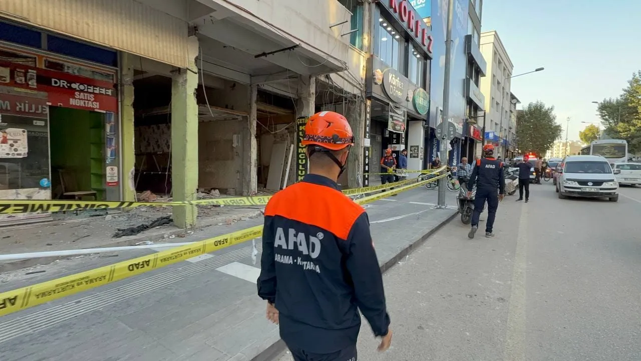 Adıyaman'da korkutan ihbar: Ağır hasarlı binadan gelen sesler ekipleri alarma geçirdi