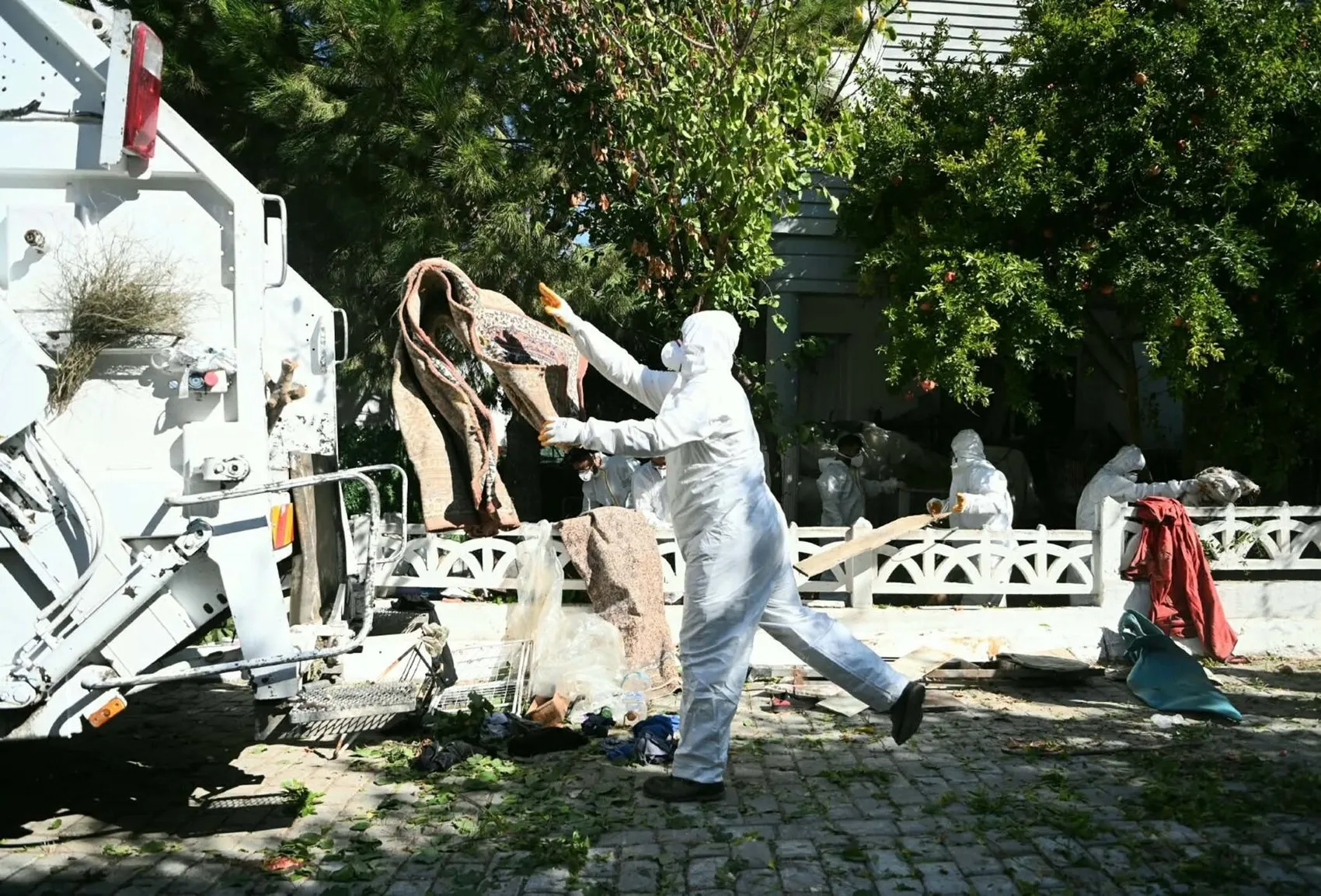 Kuşadası’nda bir mahalle kabusu sona erdi: 3 katlı evden çıkanlar şoke etti