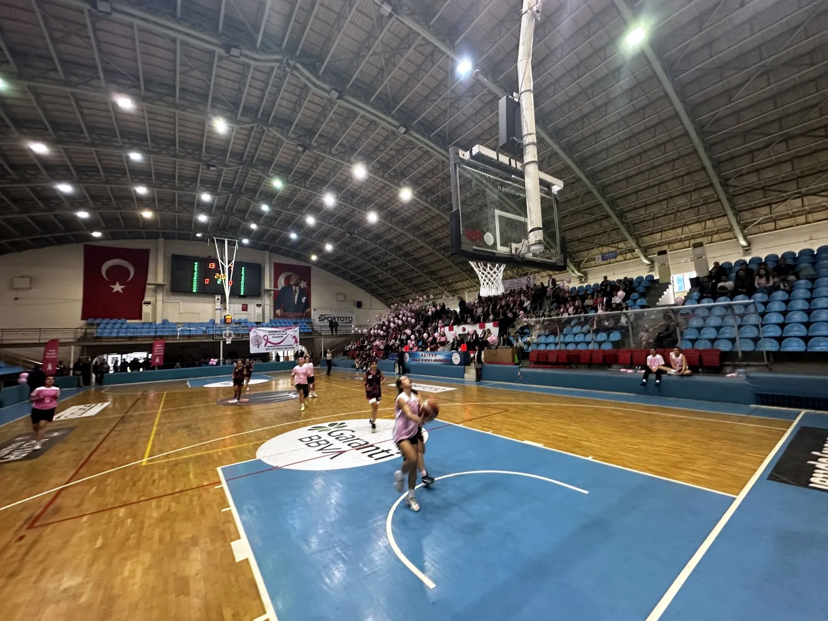 Edirne'de parke üzerinde pembe dayanışma: Sağlıkçılar erken tanı için sahaya indi