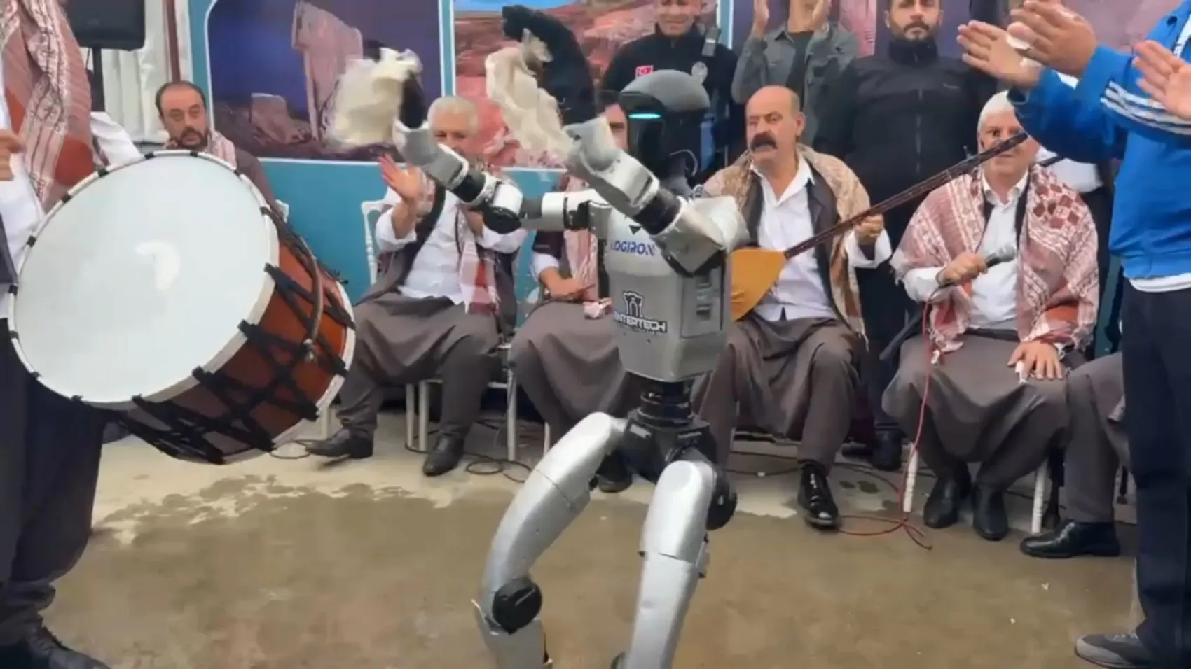 Şanlıurfa'da teknoloji ve gelenek buluştu: Robot davul zurna eşliğinde göbek attı