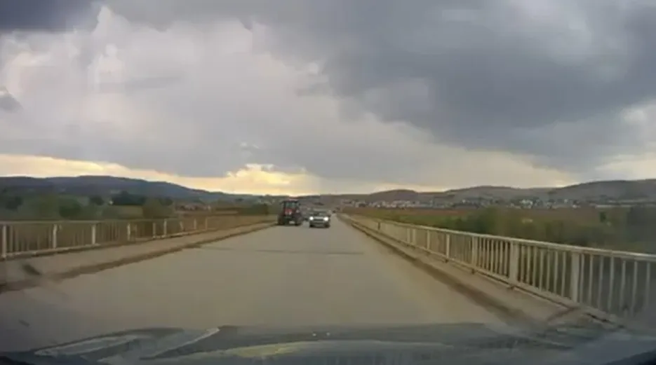 Sivas'ta köprü üzerinde saniyelerle gelen mucize: Hatalı sollama faciaya davetiye çıkardı