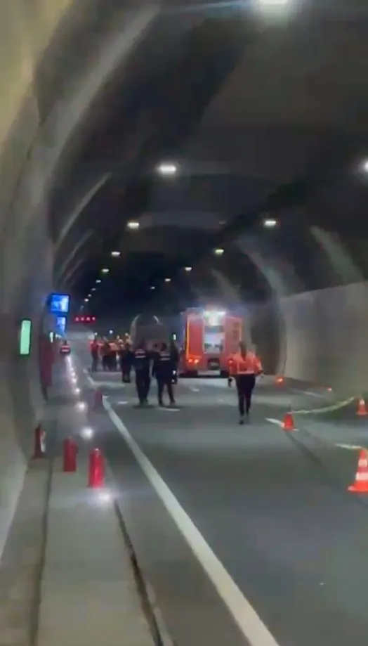 Maçka'daki tünelde dehşet anları: Beton mikserine çarpan otomobil alev topuna döndü