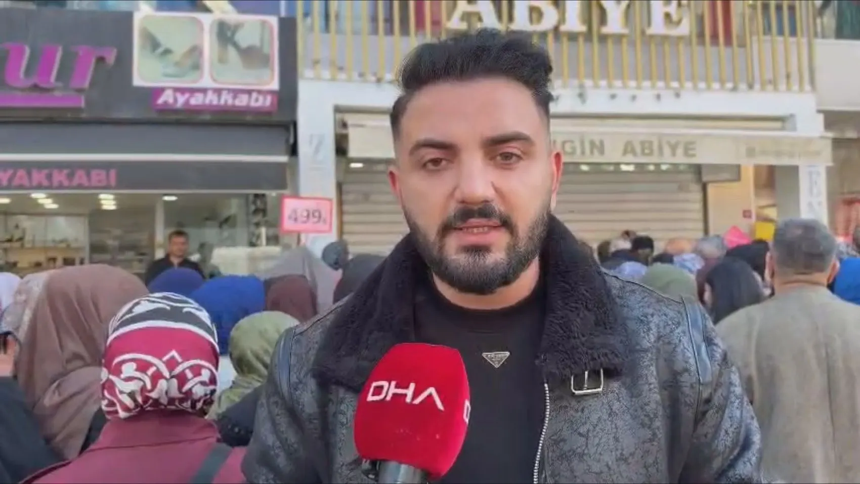 Sultangazi'de ucuz kıyafet telaşı: Mağaza kapısında nefes kesen anlar