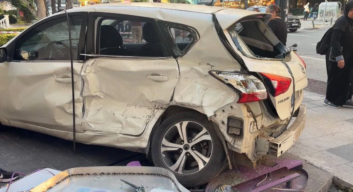 Kadıköy'de dehşet anları: Kontrolden çıkan otomobil marketin içine daldı