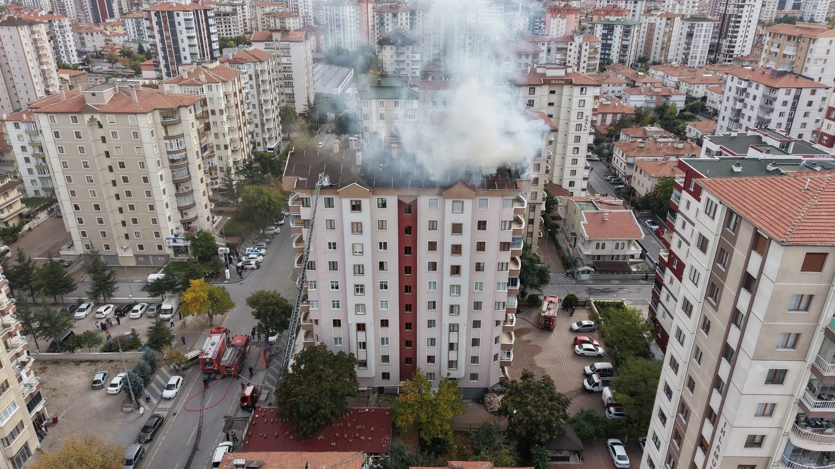 Kayseri'de tadilat faciası: 9 katlı binanın çatısı alevlere teslim oldu