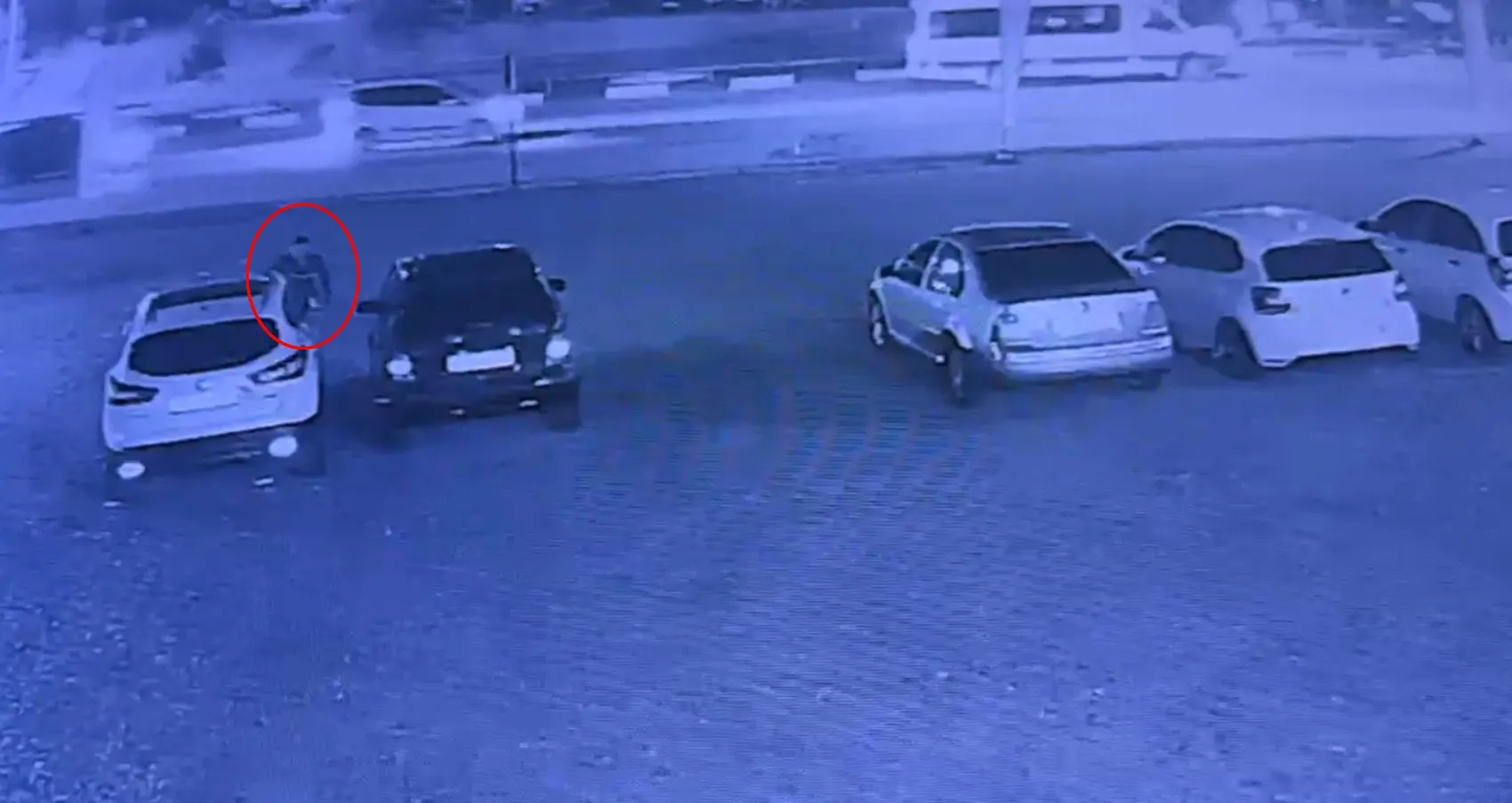 Serik'te gece yarısı dehşeti: 6 aracı benzin dökerek küle çevirdi