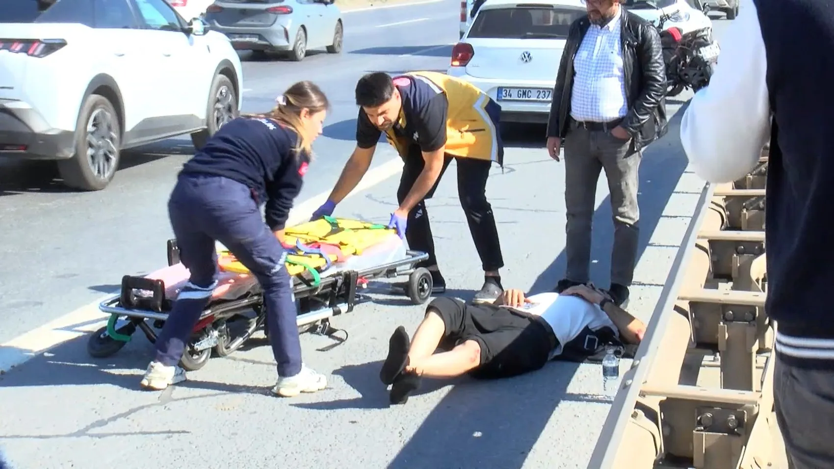 Ataşehir TEM bağlantı yolunda korkunç kaza: Motosikletli iki kişi yola savruldu