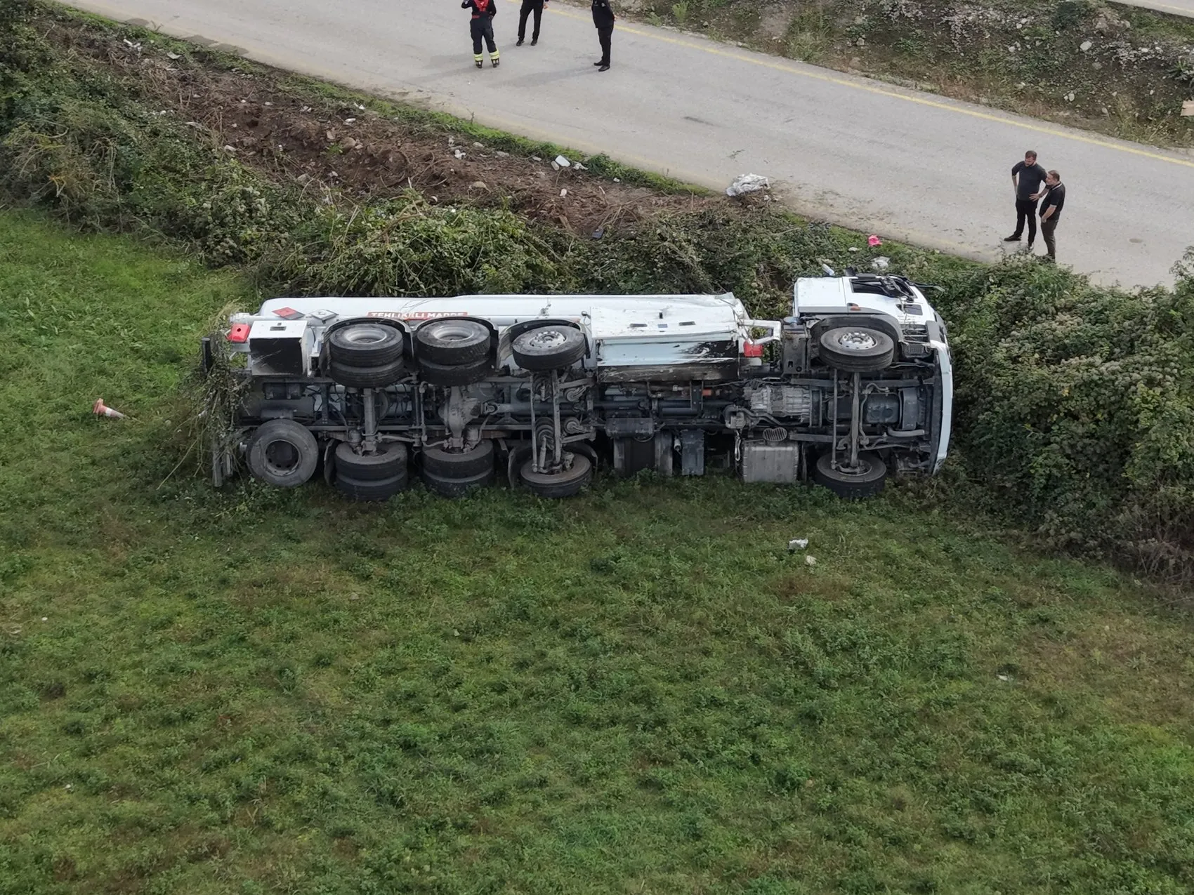 Düzce'de korkutan kaza: Akaryakıt tankeri devrildi, bölgede elektrikler kesildi