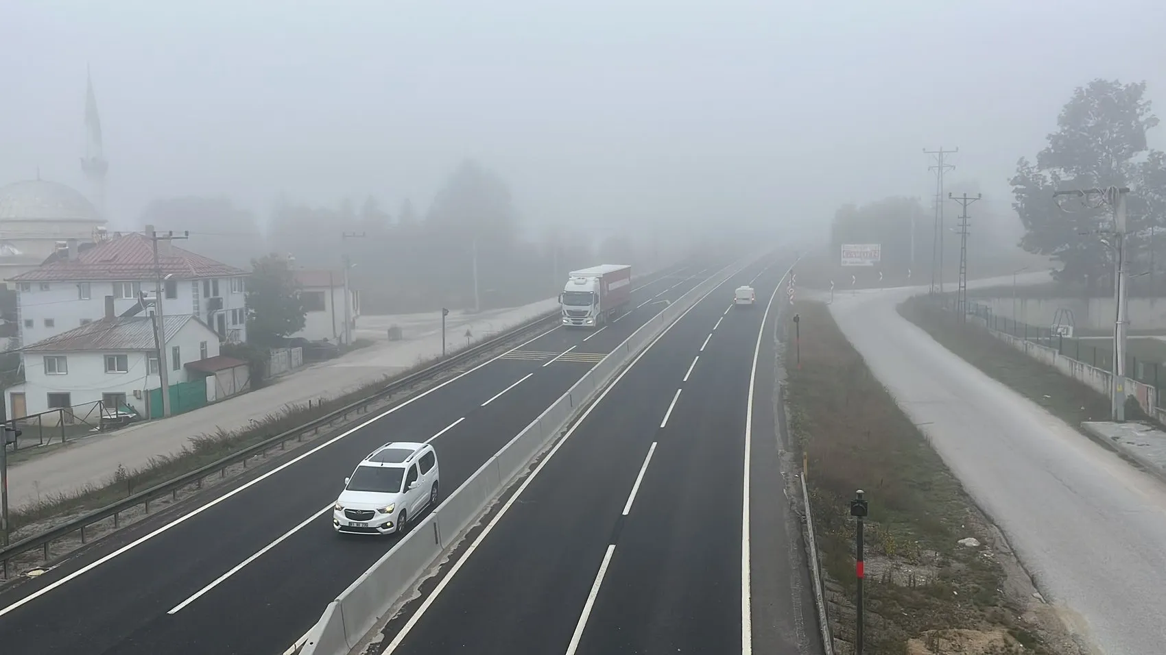 Bolu Dağı'nda sabah saatlerinde görüş mesafesi 30 metreye kadar geriledi