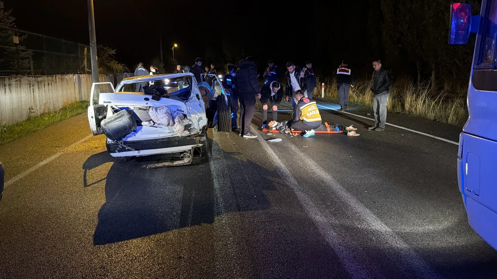 Kütahya'da gece yarısı dehşeti: Takla atan otomobilde dört kişi yaralandı