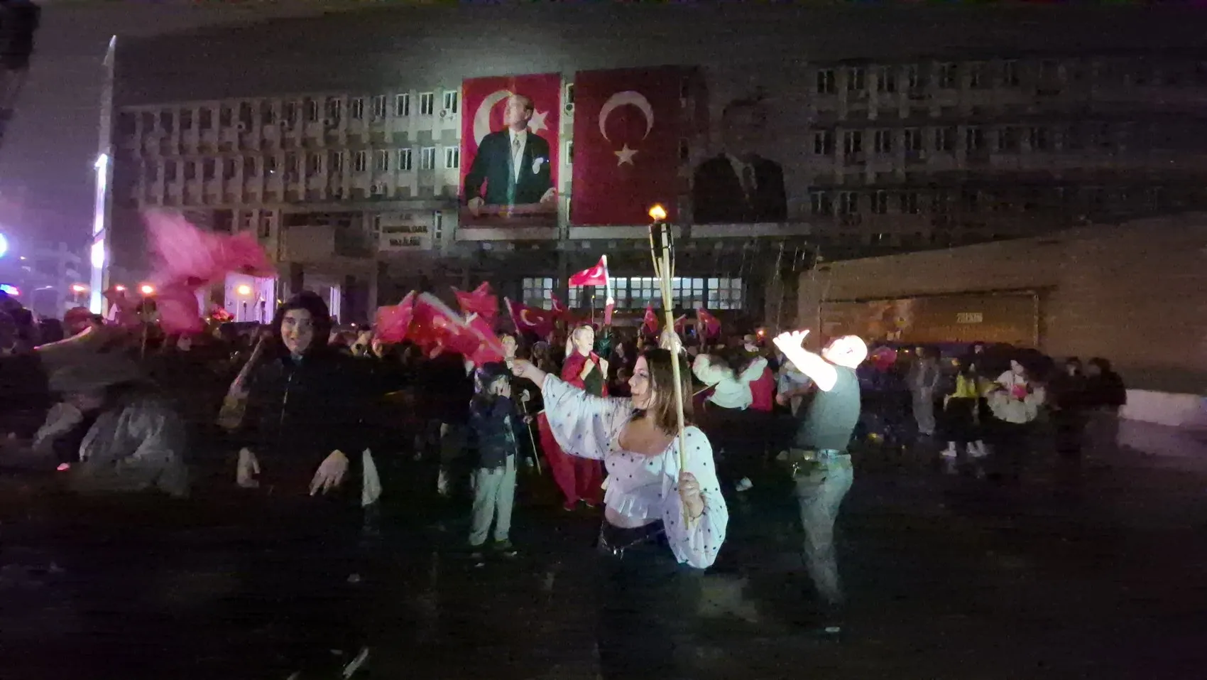 Zonguldak'ta sağanak yağışa rağmen Cumhuriyet coşkusu dinmedi