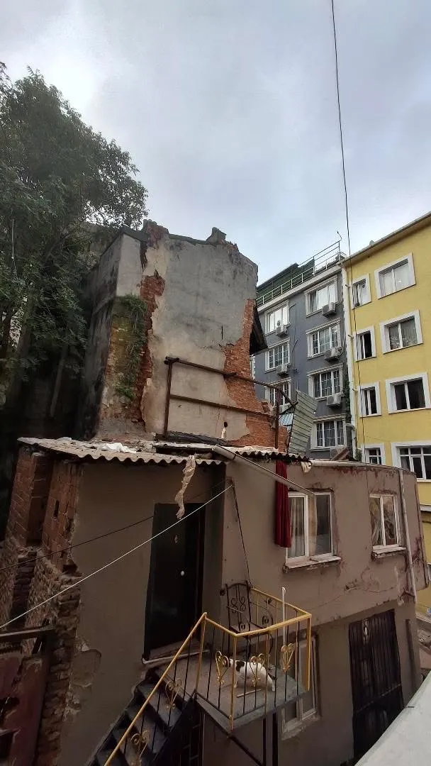 Beyoğlu'nda korkulan oldu: Dört gün önce uyarı veren bina yerle bir oldu