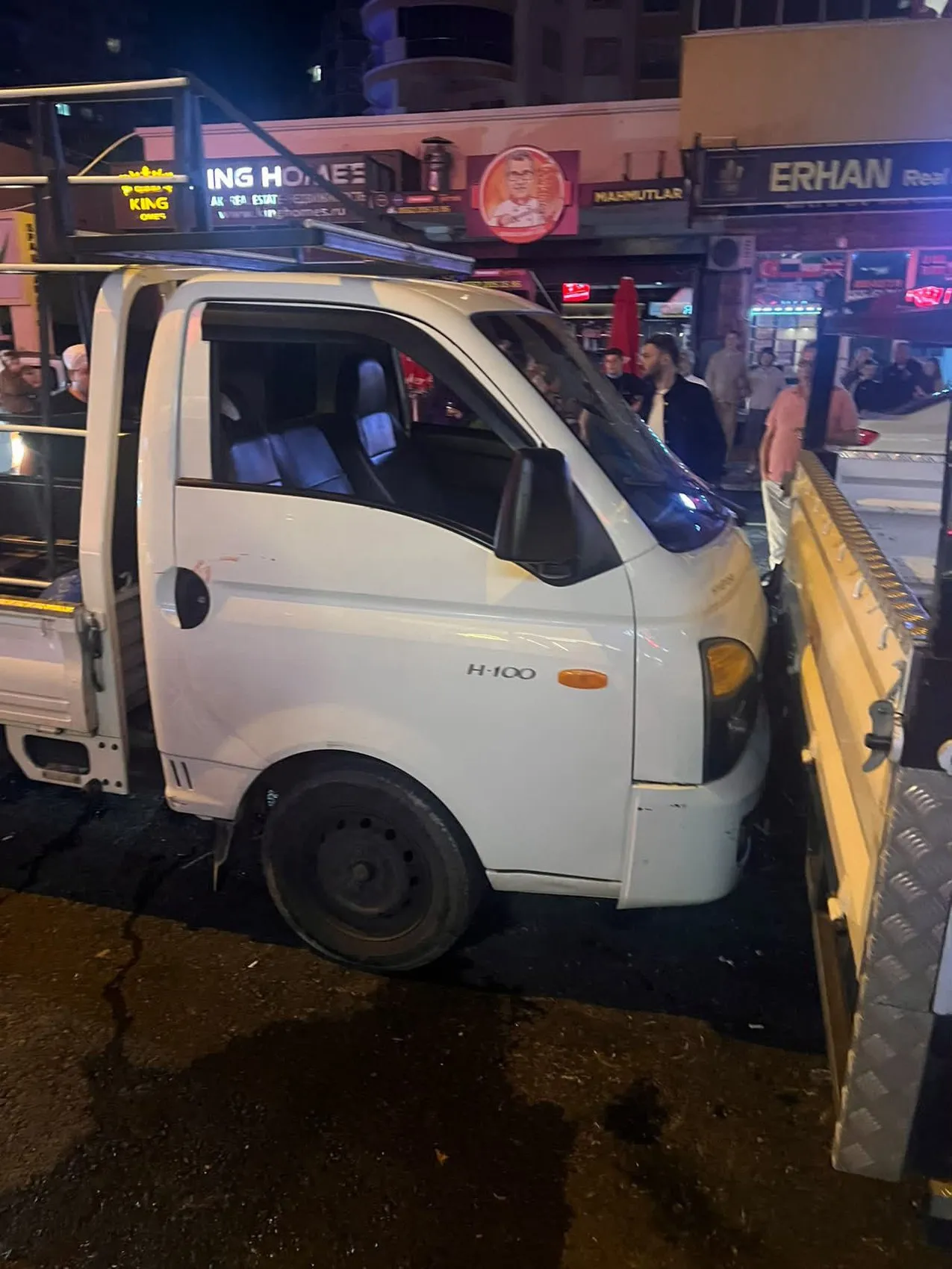Alanya'da motosikletli gence acı son: Kamyonet sürücüsü kaza yerinden kaçtı