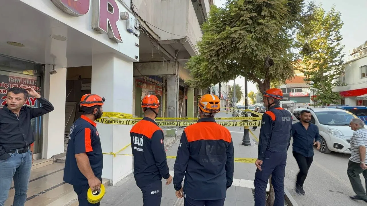 Adıyaman'da korkutan ihbar: Ağır hasarlı binadan gelen sesler ekipleri alarma geçirdi