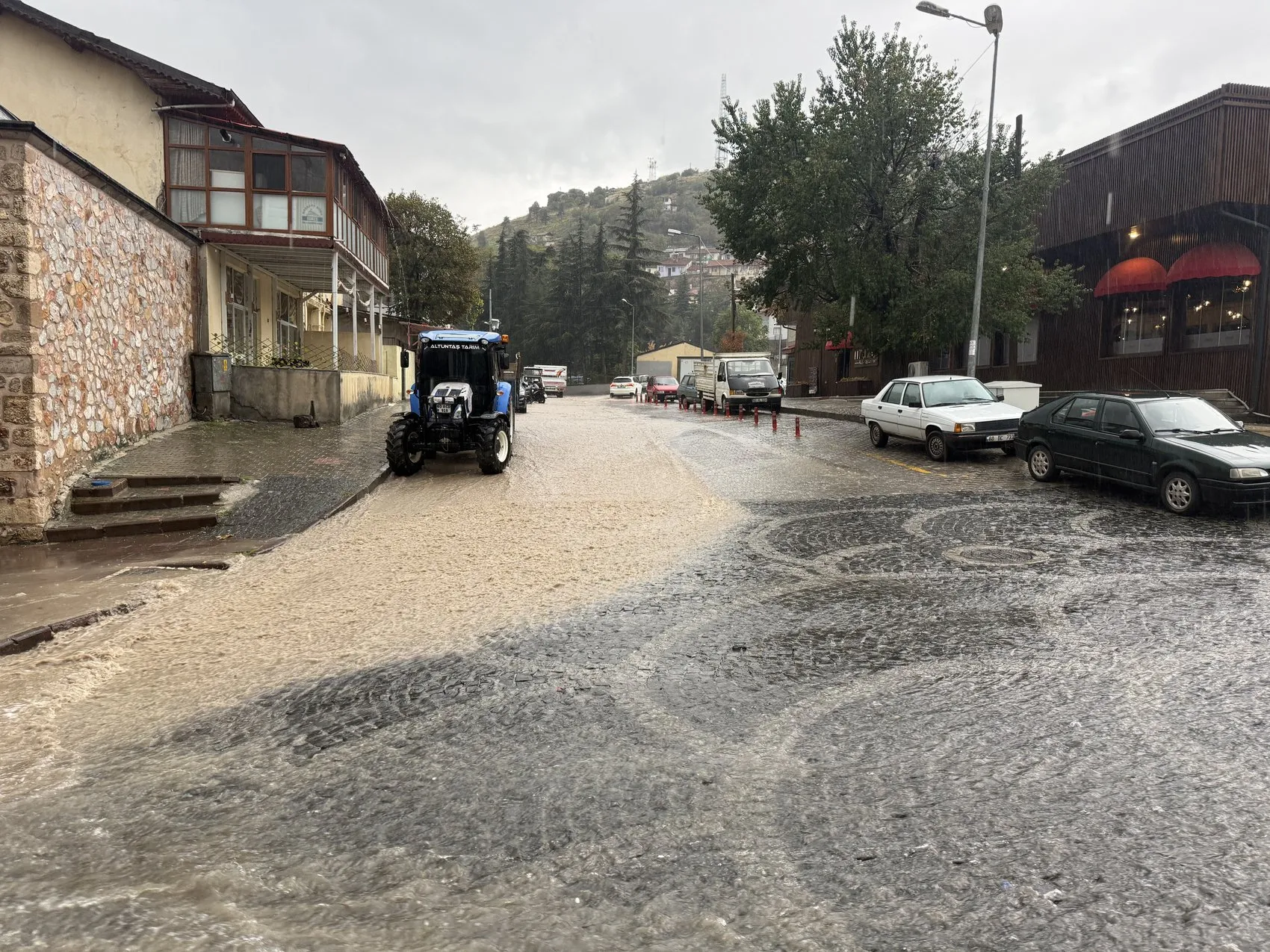 Tarihi sokaklarda zor anlar: Tokat'ta aniden bastıran sağanak trafiği felç etti
