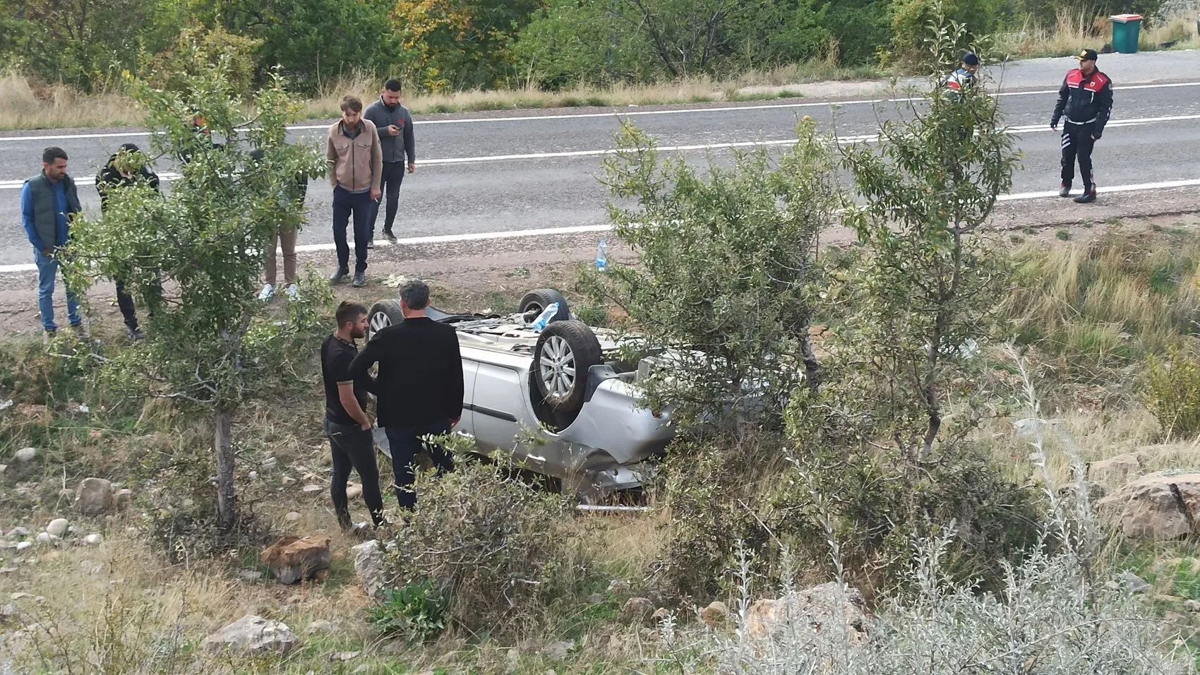 Yahyalı yolunda korkutan kaza: Otomobil şarampole uçtu