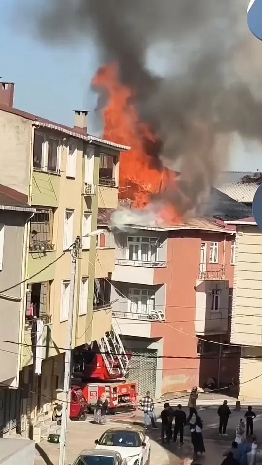 Sultanbeyli'de korku dolu anlar: Çatı katı bir anda alevlere teslim oldu