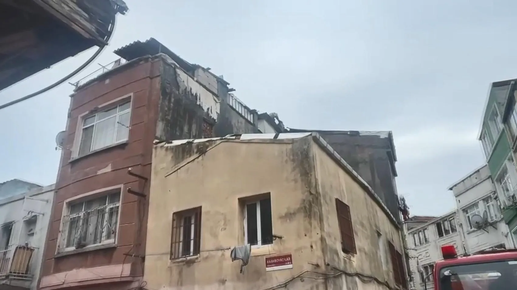 Aksaray'da korku dolu anlar: Teras katında başlayan yangın komşu binaya sıçradı