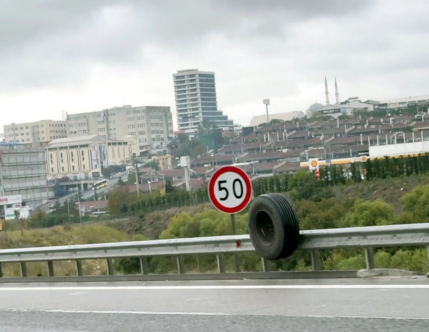Kuzey Marmara Otoyolu'nda korku dolu anlar: TIR'dan fırlayan lastik trafiği birbirine kattı